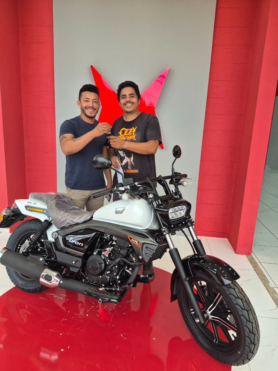 Entrega realizada — cliente com sua moto Shineray
